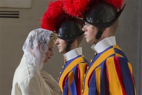 Η πριγκίπισσα Σαρλίν μάγεψε τον Πάπα -Γιατί είχε ιδιαίτερη σημασία το λευκό σύνολό της [εικόνες] | iefimerida.gr 2