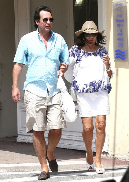 Η Τζόαν Κόλινς με σούπερ μίνι στα 82 της -Ενα φαινόμενο [εικόνες] | iefimerida.gr 4