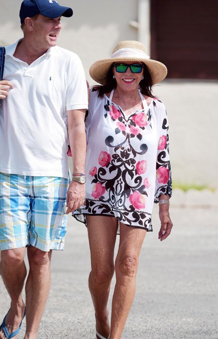 Η Τζόαν Κόλινς με σούπερ μίνι στα 82 της -Ενα φαινόμενο [εικόνες] | iefimerida.gr 0