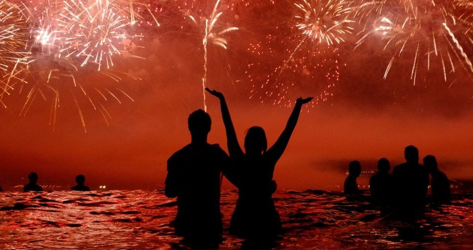 Ρίο ντε Τζανέιρο: Πρωτοχρονιά με μπάνιο στη θάλασσα και πίνοντας σαμπάνιες [εικόνες] | iefimerida.gr 0