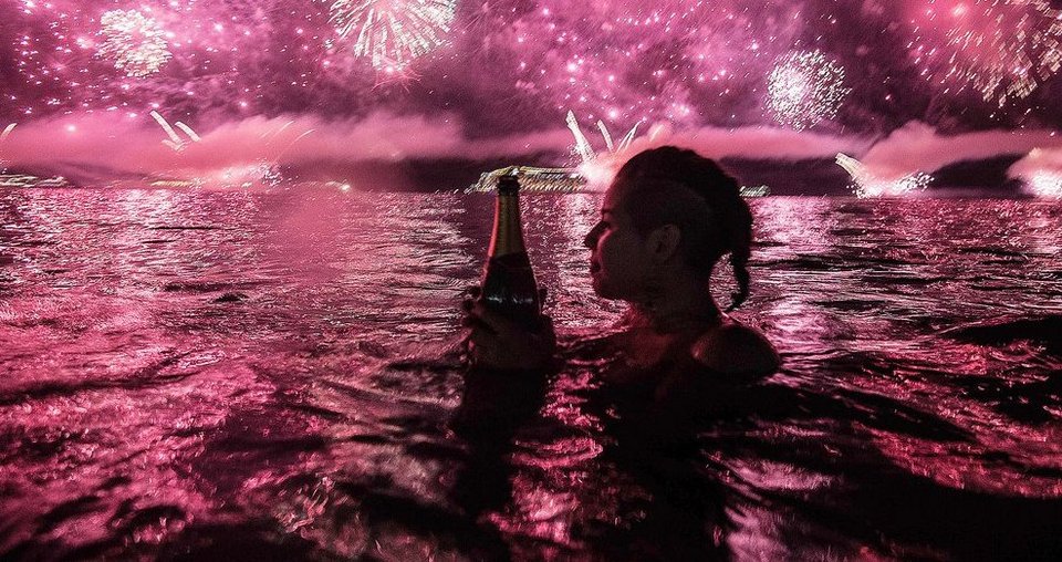 Ρίο ντε Τζανέιρο: Πρωτοχρονιά με μπάνιο στη θάλασσα και πίνοντας σαμπάνιες [εικόνες] | iefimerida.gr 1