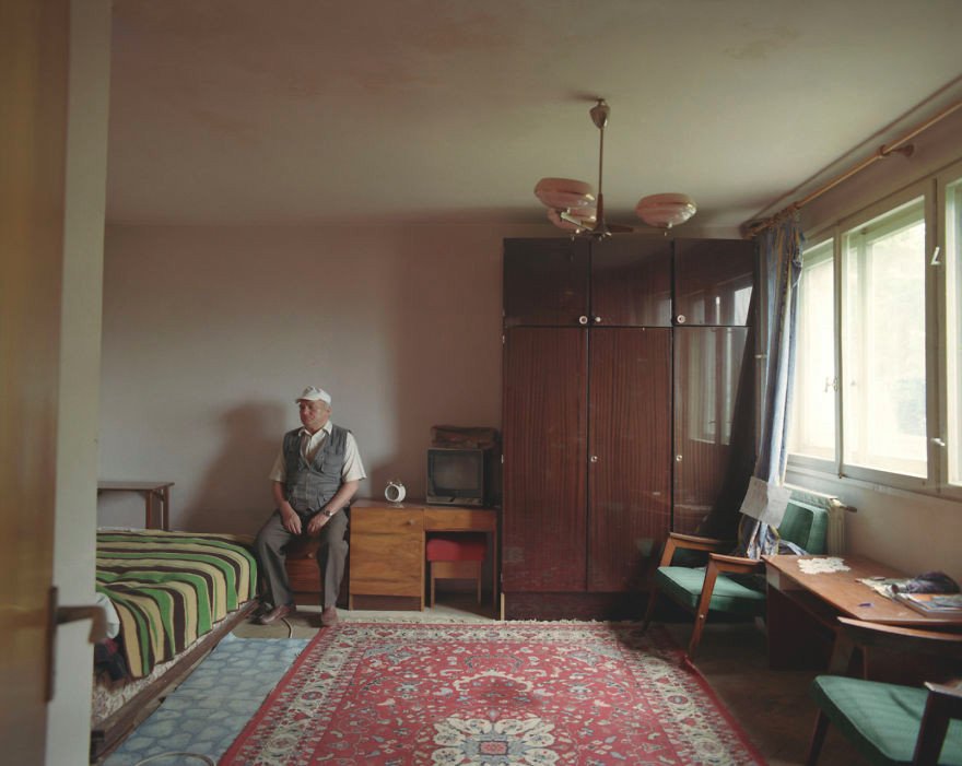 Μέσα από την κλειδαρότρυπα -Η ζωή 10 ενοίκων σε 10 πανομοιότυπα διαμερίσματα της ίδιας πολυκατοικίας [εικόνες]  | iefimerida.gr 7