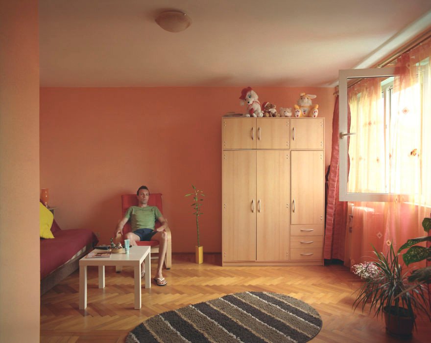 Μέσα από την κλειδαρότρυπα -Η ζωή 10 ενοίκων σε 10 πανομοιότυπα διαμερίσματα της ίδιας πολυκατοικίας [εικόνες]  | iefimerida.gr 6