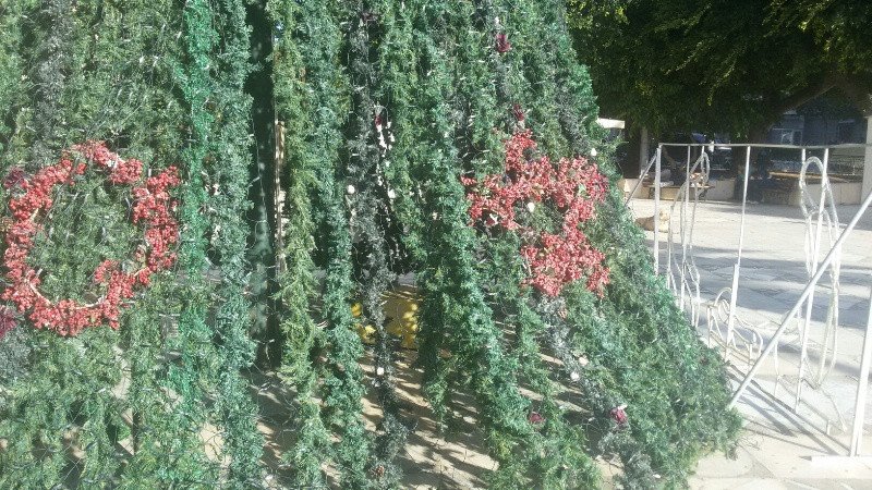 Αγνωστοι κατέστρεψαν το χριστουγεννιάτικο δέντρο στην πλατεία των Χανίων [εικόνες] | iefimerida.gr 1