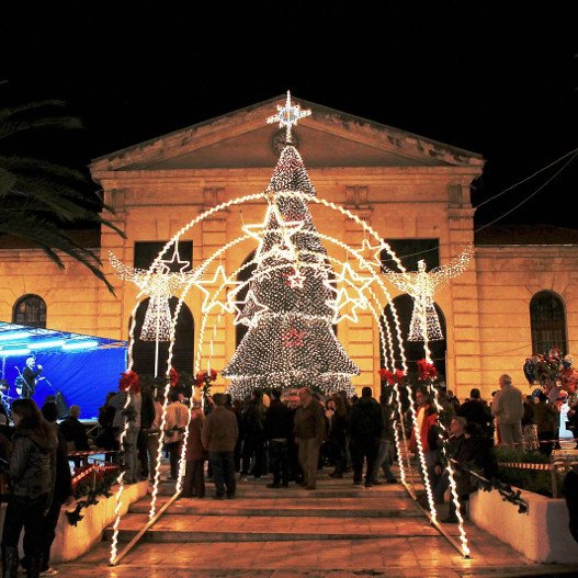 Αγνωστοι κατέστρεψαν το χριστουγεννιάτικο δέντρο στην πλατεία των Χανίων [εικόνες] | iefimerida.gr 0