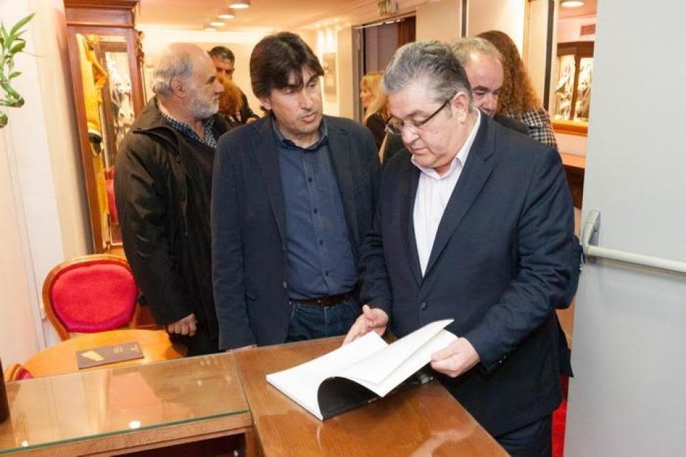 Ο Κουτσούμπας πήγε θέατρο στην Πάτρα και είδε «Η ζωή του Γαλιλαίου» [εικόνες] | iefimerida.gr 0