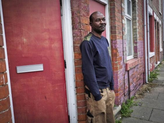 Σάλος στην Αγγλία: Εβαψαν κόκκινες τις πόρτες εκεί που μένουν πρόσφυγες [εικόνες] | iefimerida.gr 6