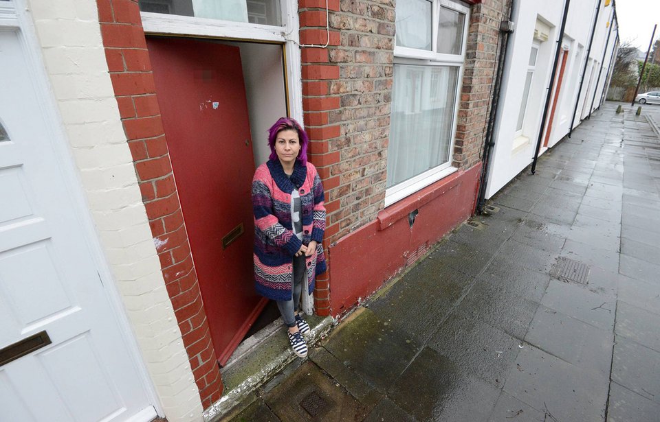 Σάλος στην Αγγλία: Εβαψαν κόκκινες τις πόρτες εκεί που μένουν πρόσφυγες [εικόνες] | iefimerida.gr 7