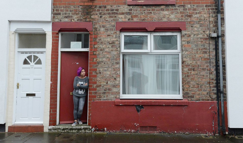 Σάλος στην Αγγλία: Εβαψαν κόκκινες τις πόρτες εκεί που μένουν πρόσφυγες [εικόνες] | iefimerida.gr 8