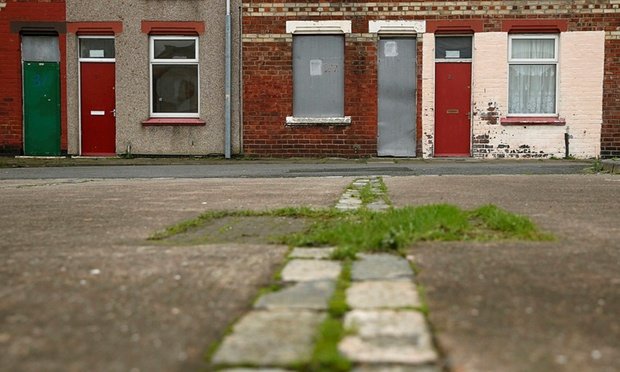 Σάλος στην Αγγλία: Εβαψαν κόκκινες τις πόρτες εκεί που μένουν πρόσφυγες [εικόνες] | iefimerida.gr 3