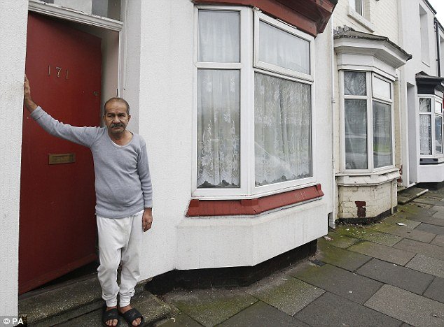 Σάλος στην Αγγλία: Εβαψαν κόκκινες τις πόρτες εκεί που μένουν πρόσφυγες [εικόνες] | iefimerida.gr 4