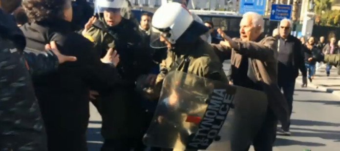 Τα ΜΑΤ χτύπησαν συνταξιούχους στην πορεία για το Ασφαλιστικό [εικόνες] | iefimerida.gr 1
