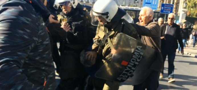 Τα ΜΑΤ χτύπησαν συνταξιούχους στην πορεία για το Ασφαλιστικό [εικόνες] | iefimerida.gr 2