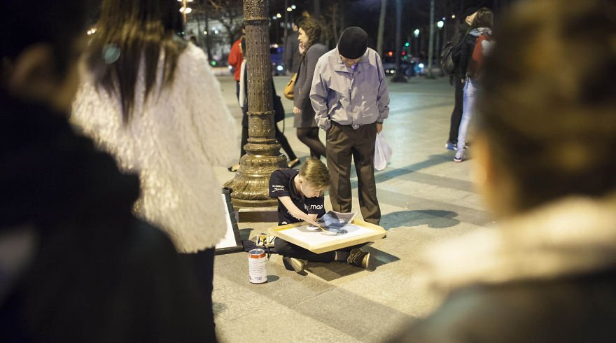 Ενας καλλιτέχνης χωρίς χέρια -Κάνει το όνειρό του, δημιουργώντας πορτρέτα [εικόνες] | iefimerida.gr 1
