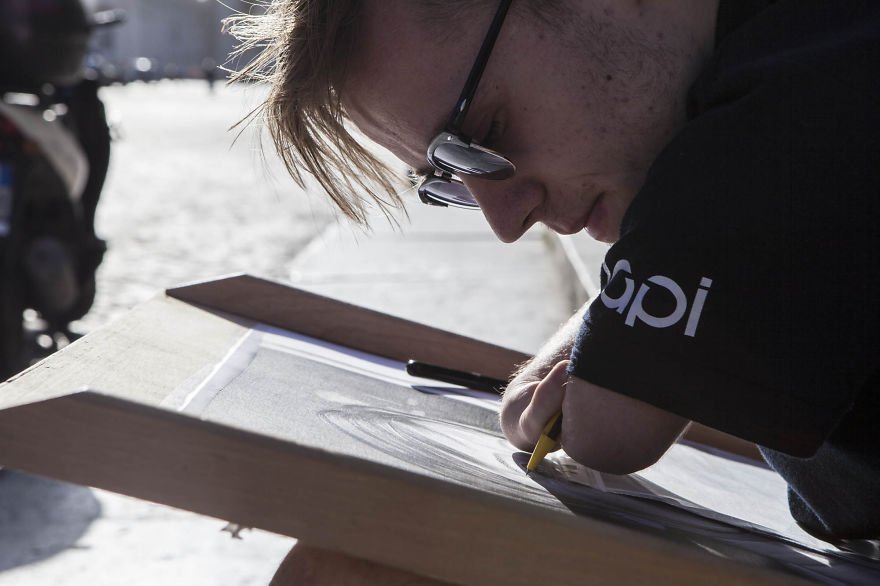 Ενας καλλιτέχνης χωρίς χέρια -Κάνει το όνειρό του, δημιουργώντας πορτρέτα [εικόνες] | iefimerida.gr 0