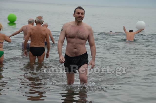 Ο Απόστολος Γκλέτσος βούτηξε πρωί-πρωί στη θάλασσα με το εσώρουχο [εικόνες-βίντεο] | iefimerida.gr 3