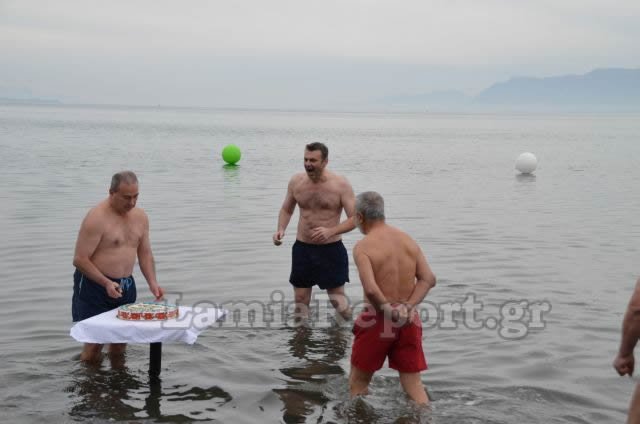 Ο Απόστολος Γκλέτσος βούτηξε πρωί-πρωί στη θάλασσα με το εσώρουχο [εικόνες-βίντεο] | iefimerida.gr 1