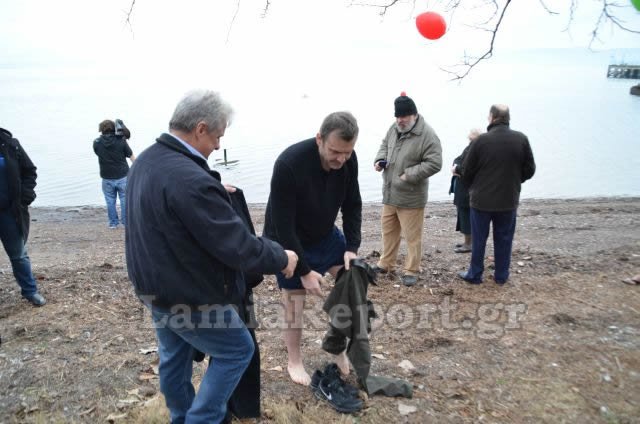Ο Απόστολος Γκλέτσος βούτηξε πρωί-πρωί στη θάλασσα με το εσώρουχο [εικόνες-βίντεο] | iefimerida.gr 0