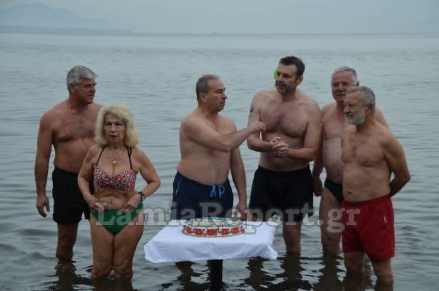 Ο Απόστολος Γκλέτσος βούτηξε πρωί-πρωί στη θάλασσα με το εσώρουχο [εικόνες-βίντεο] | iefimerida.gr 2