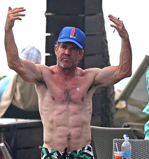 Οι εντυπωσιακοί κοιλιακοί του Ντένις Κουέιντ -Στα 61 του χρόνια [εικόνες]  | iefimerida.gr 0