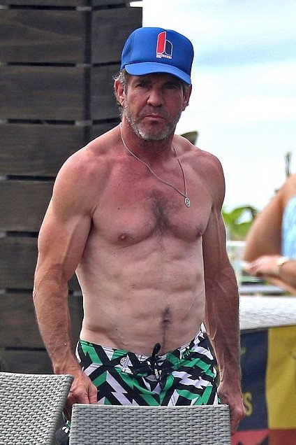 Οι εντυπωσιακοί κοιλιακοί του Ντένις Κουέιντ -Στα 61 του χρόνια [εικόνες]  | iefimerida.gr 1