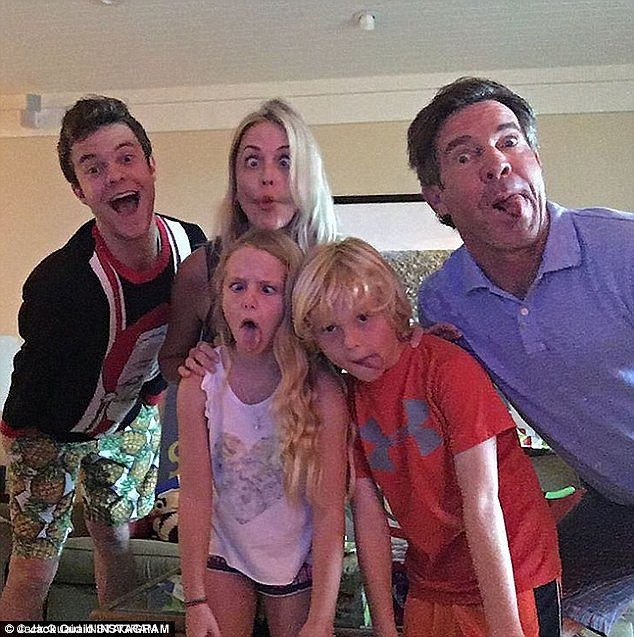 Οι εντυπωσιακοί κοιλιακοί του Ντένις Κουέιντ -Στα 61 του χρόνια [εικόνες]  | iefimerida.gr 3