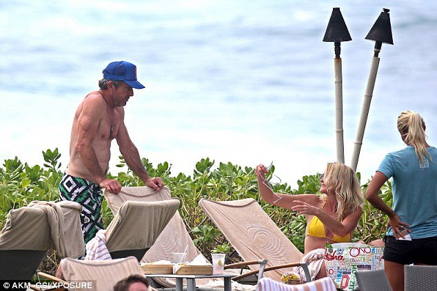 Οι εντυπωσιακοί κοιλιακοί του Ντένις Κουέιντ -Στα 61 του χρόνια [εικόνες]  | iefimerida.gr 2