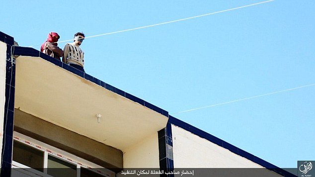 Νέα αγριότητα του ISIS -Εκτέλεσαν ομοφυλόφιλο, τον πέταξαν από ταράτσα [εικόνες] | iefimerida.gr 2