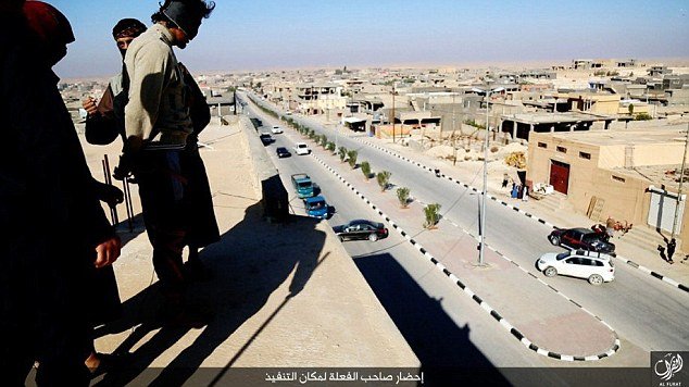 Νέα αγριότητα του ISIS -Εκτέλεσαν ομοφυλόφιλο, τον πέταξαν από ταράτσα [εικόνες] | iefimerida.gr 1