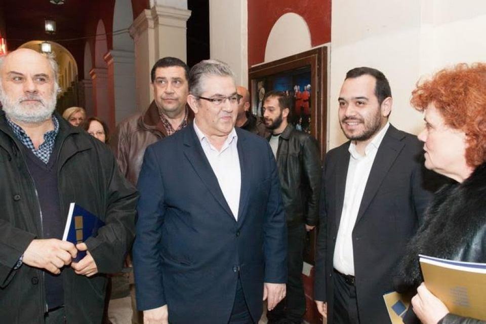 Ο Κουτσούμπας πήγε θέατρο στην Πάτρα και είδε «Η ζωή του Γαλιλαίου» [εικόνες] | iefimerida.gr 1