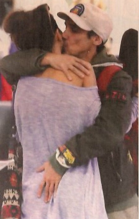 Ασυγκράτητος ο Μάνου Τσάο: Με σέξι «χάδια» αποχαιρέτησε την αγαπημένη του Κλέλια Ρένεση [εικόνες]  | iefimerida.gr 2