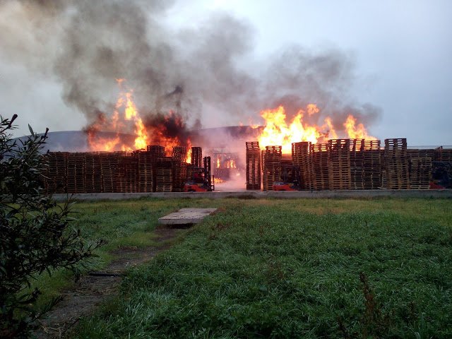 Μεγάλη φωτιά στο εργοστάσιο της Carton Pack Hellas στην Κόρινθο [εικόνες] | iefimerida.gr 0