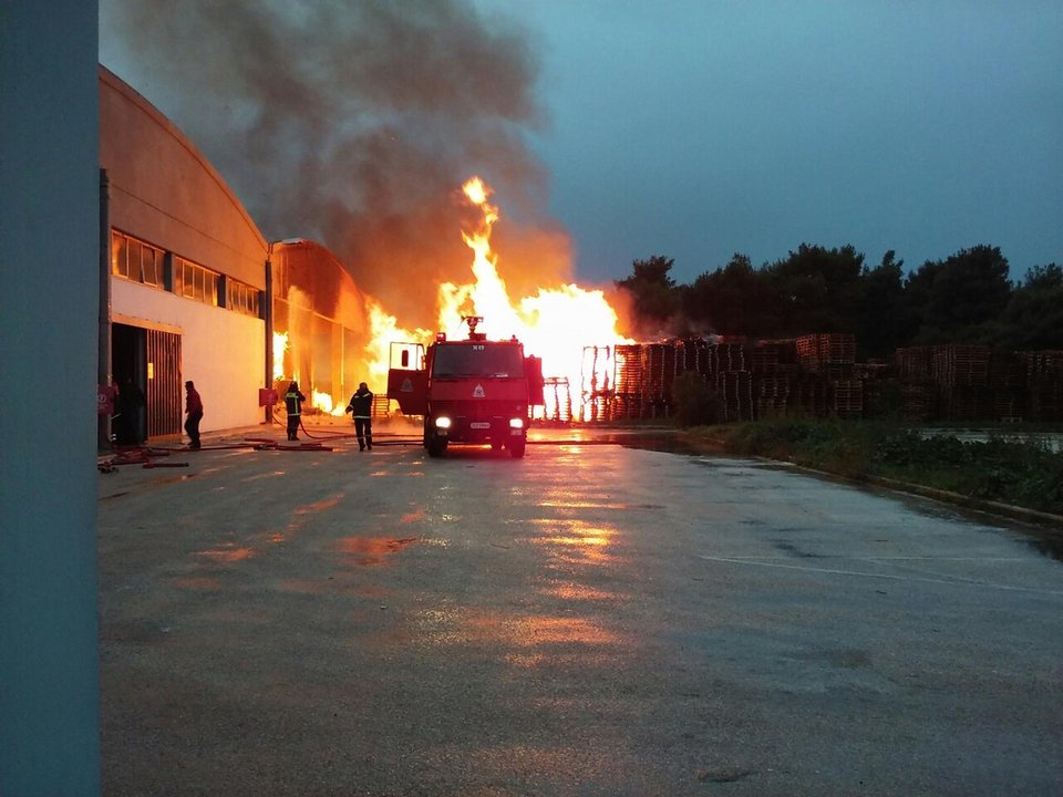 Μεγάλη φωτιά στο εργοστάσιο της Carton Pack Hellas στην Κόρινθο [εικόνες] | iefimerida.gr 1