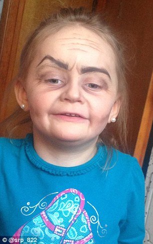 Θεία μετέτρεψε την 3 ετών ανιψιά της σε γιαγιά - Το μακιγιάζ που θύμισε «Μπέντζαμιν Μπάτον» [εικόνες] | iefimerida.gr 1