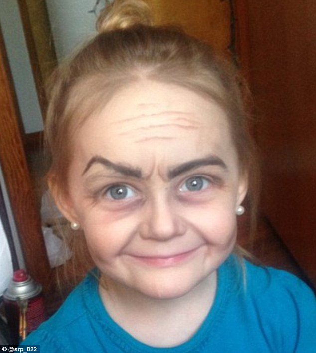 Θεία μετέτρεψε την 3 ετών ανιψιά της σε γιαγιά - Το μακιγιάζ που θύμισε «Μπέντζαμιν Μπάτον» [εικόνες] | iefimerida.gr 0