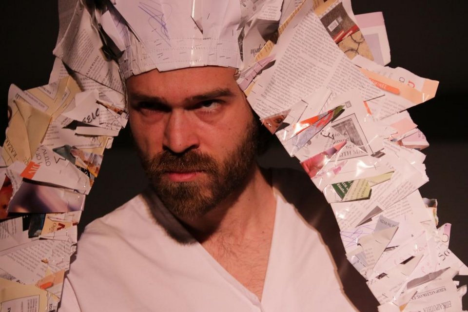  Ο εικαστικός και ιδρυτής της Μπιενάλε Αθήνας, Poka-Yio, ανεβάζει τον «Κούκο» στη σκηνή του Bios [εικόνες] | iefimerida.gr 1