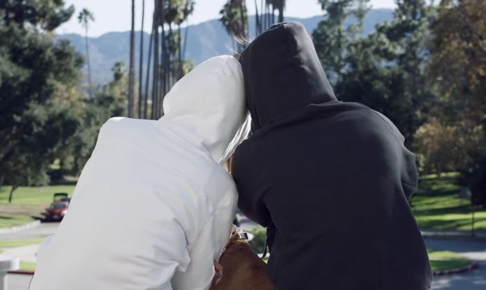 H κορυφαία «κουκούλα ύπνου» -Φοράς το φούτερ και κοιμάσαι όπου βρεις [εικόνες & βίντεο]  | iefimerida.gr 2