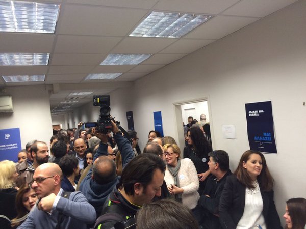 Χαμόγελα, αγκαλιές και ενθουσιασμός στο επιτελείο του Κυριάκου Μητσοτάκη [εικόνες] | iefimerida.gr 0