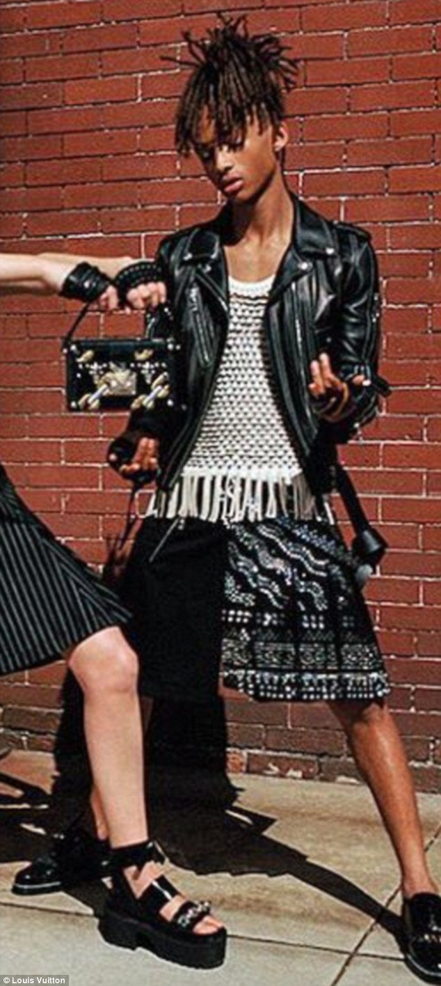 Ο 17χρονος γιος του Γουίλ Σμιθ πρωταγωνιστεί στη νέα καμπάνια της γυναικείας σειράς του Louis Vuitton -Φορώντας φούστα [εικόνες] | iefimerida.gr 0