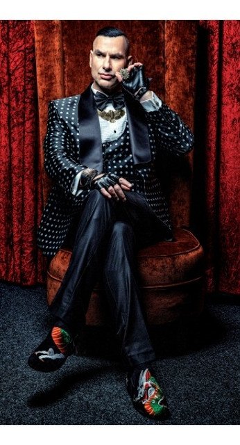 Γνωρίστε τον αρχιτέκτονα από τη Δράμα, με τα δεκάδες Louboutin [εικόνες] | iefimerida.gr 11