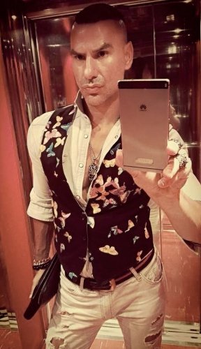 Γνωρίστε τον αρχιτέκτονα από τη Δράμα, με τα δεκάδες Louboutin [εικόνες] | iefimerida.gr 8