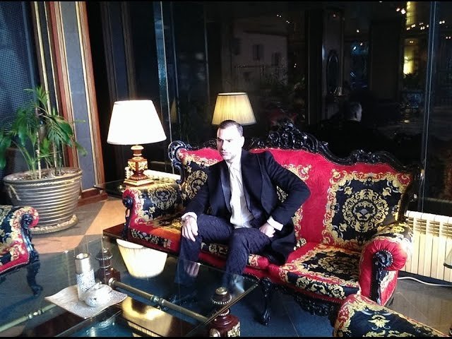 Γνωρίστε τον αρχιτέκτονα από τη Δράμα, με τα δεκάδες Louboutin [εικόνες] | iefimerida.gr 9