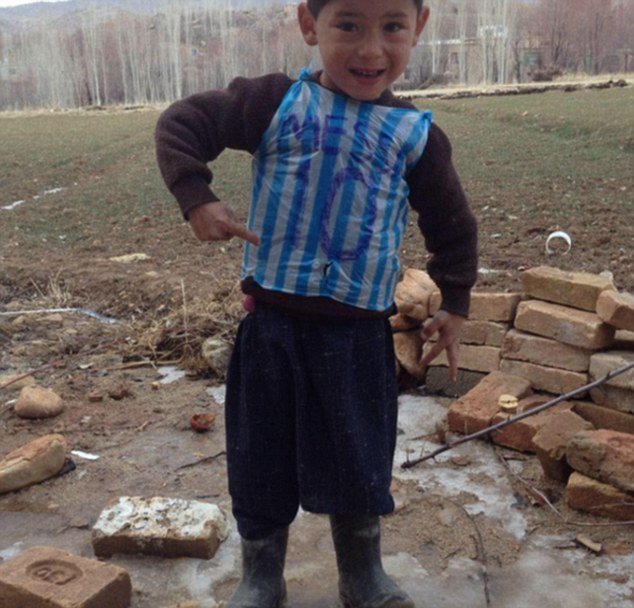 Βρέθηκε ο πιτσιρικάς με την μπλούζα του Μέσι -Στο Αφγανιστάν [εικόνες] | iefimerida.gr 2