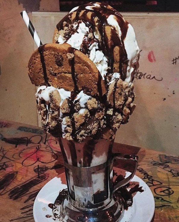 Γιγαντιαία milkshake, η νέα τρέλα -Γιατί έχουν πάθει όλοι αμόκ με το ρόφημα των 14 ευρώ [εικόνες] | iefimerida.gr 0