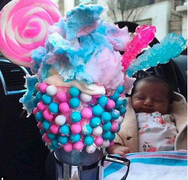 Γιγαντιαία milkshake, η νέα τρέλα -Γιατί έχουν πάθει όλοι αμόκ με το ρόφημα των 14 ευρώ [εικόνες] | iefimerida.gr 1