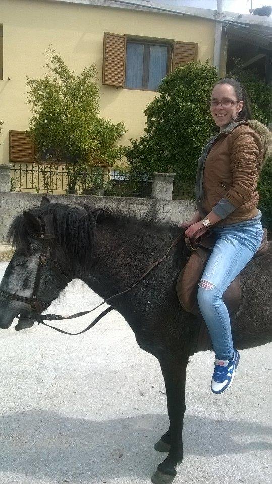 H 24χρονη που άφησε τους VIP του αεροδρομίου για να γίνει κτηνοτρόφος στην Ηγουμενίτσα [εικόνες] | iefimerida.gr 3