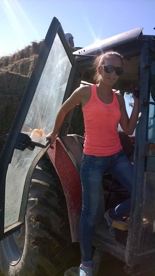 H 24χρονη που άφησε τους VIP του αεροδρομίου για να γίνει κτηνοτρόφος στην Ηγουμενίτσα [εικόνες] | iefimerida.gr 5