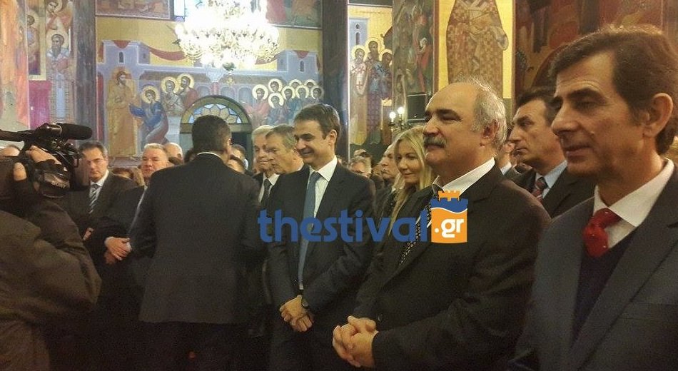 Δίπλα-δίπλα Μητσοτάκης και Τζιτζικώστας στον αγιασμό [εικόνες] | iefimerida.gr 4