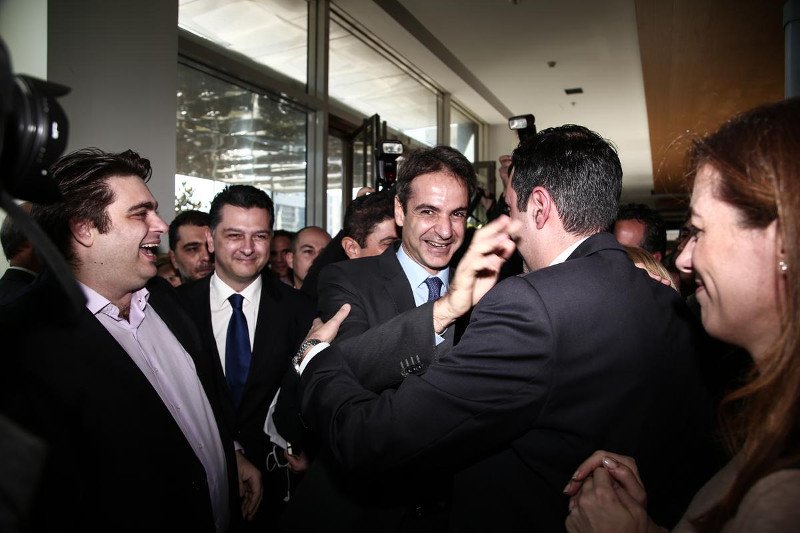 Η τελετή παράδοσης-παραλαβής στη ΝΔ -Νέος πρόεδρος ο Κυριάκος Μητσοτάκης [εικόνες & βίντεο] | iefimerida.gr 4