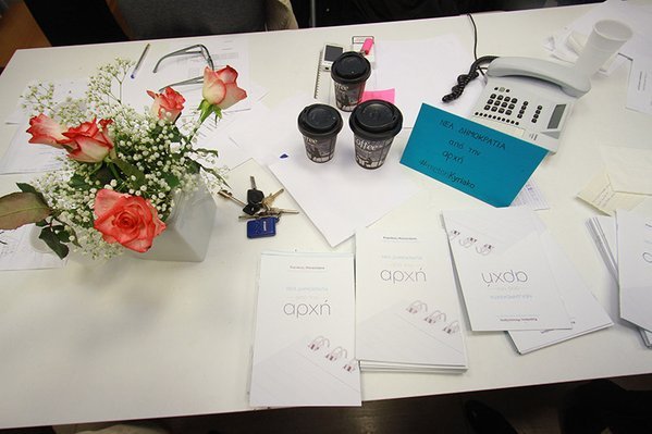 Χαμόγελα, αγκαλιές και ενθουσιασμός στο επιτελείο του Κυριάκου Μητσοτάκη [εικόνες] | iefimerida.gr 9